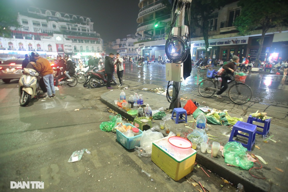 Khu vực hồ Gươm ngập trong biển rác sau đêm Giáng sinh - 1 Khu vực hồ Gươm ngập trong biển rác sau đêm Giáng sinh - 1