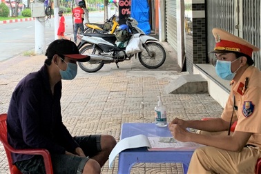 Giãn cách xã hội: Bị phạt vì ra đường đi câu cá, cố tình vượt chốt