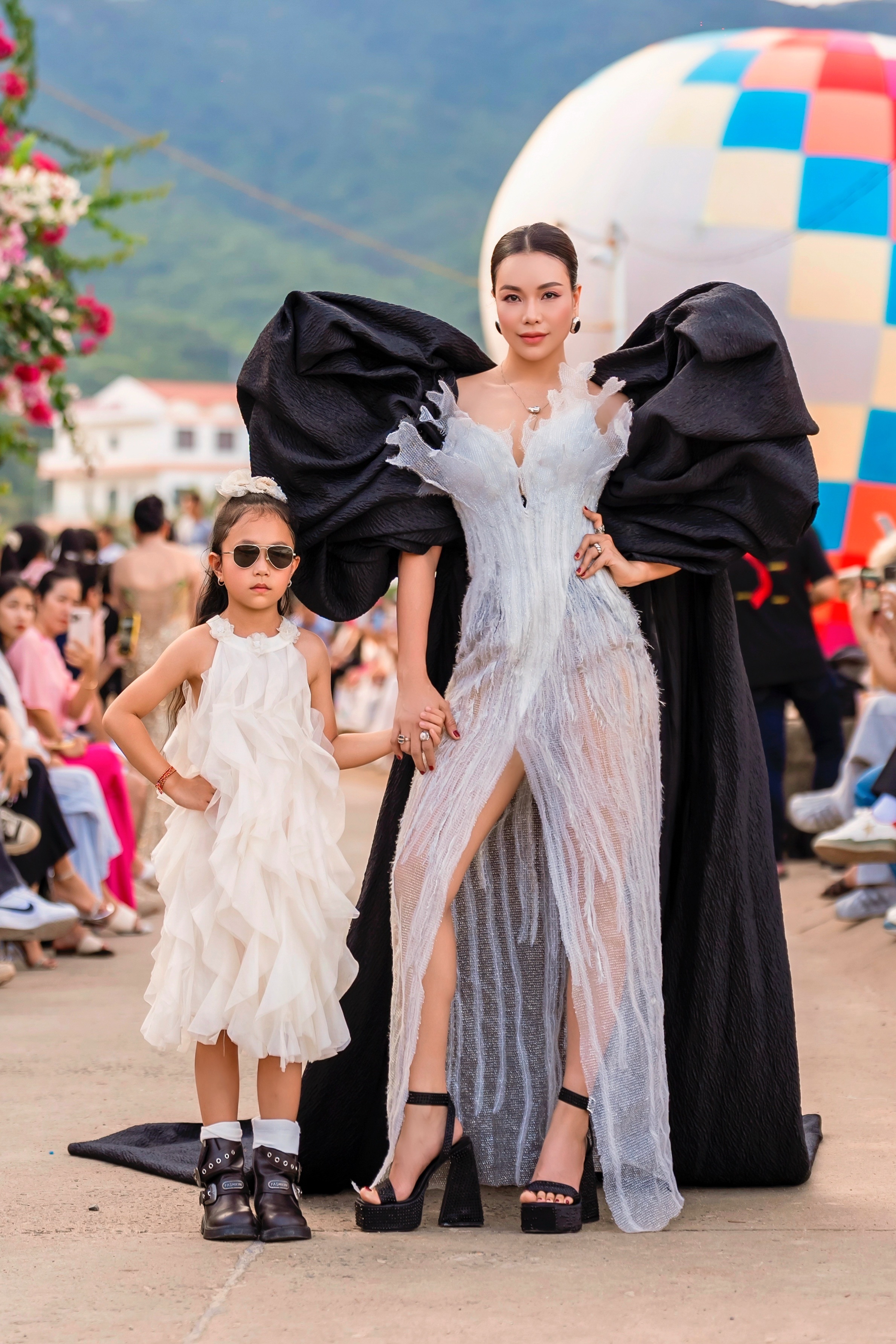 Trà Ngọc Hằng catwalk cùng con gái 6 tuổi, nói gì về sự cố bị đọc nhầm tên? - 1