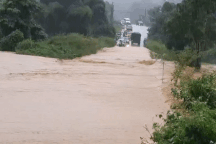 Mưa lớn khiến giao thông từ huyện Sa Thầy đến TP Kon Tum bị chia cắt