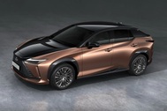 Xe điện Lexus RZ450e ra mắt với thiết kế vô lăng hình chữ nhật
