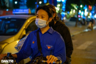 Tình nguyện viên đi phát thuốc cho F0 ở Hà Nội