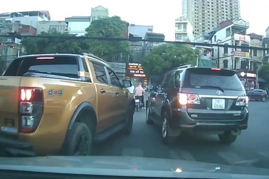 Tài xế bán tải và tình huống chuyển làn "ngang ngược"