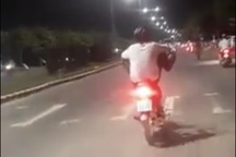 Nam thanh niên lái xe máy bằng chân chưa có giấy phép lái xe