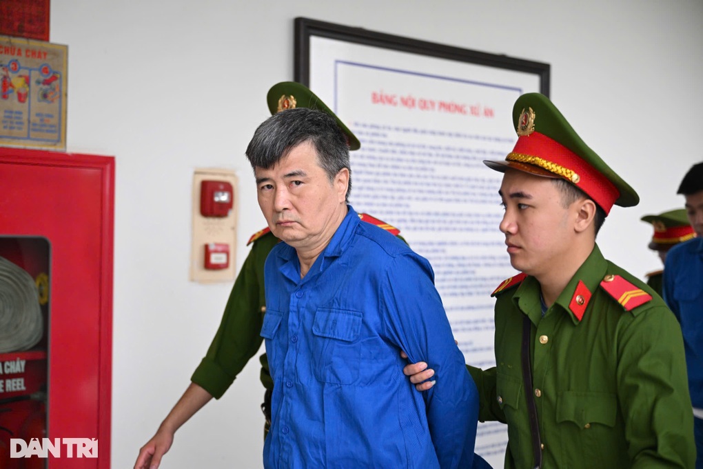 Xét xử cựu Vụ phó Nguyễn Lộc An nhận hối lộ hơn 14 tỷ đồng - 1 Xét xử cựu Vụ phó Nguyễn Lộc An nhận hối lộ hơn 14 tỷ đồng - 1