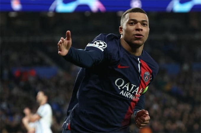 HLV Luis Enrique quay ngoắt thái độ, ôm Mbappe thắm thiết - 2