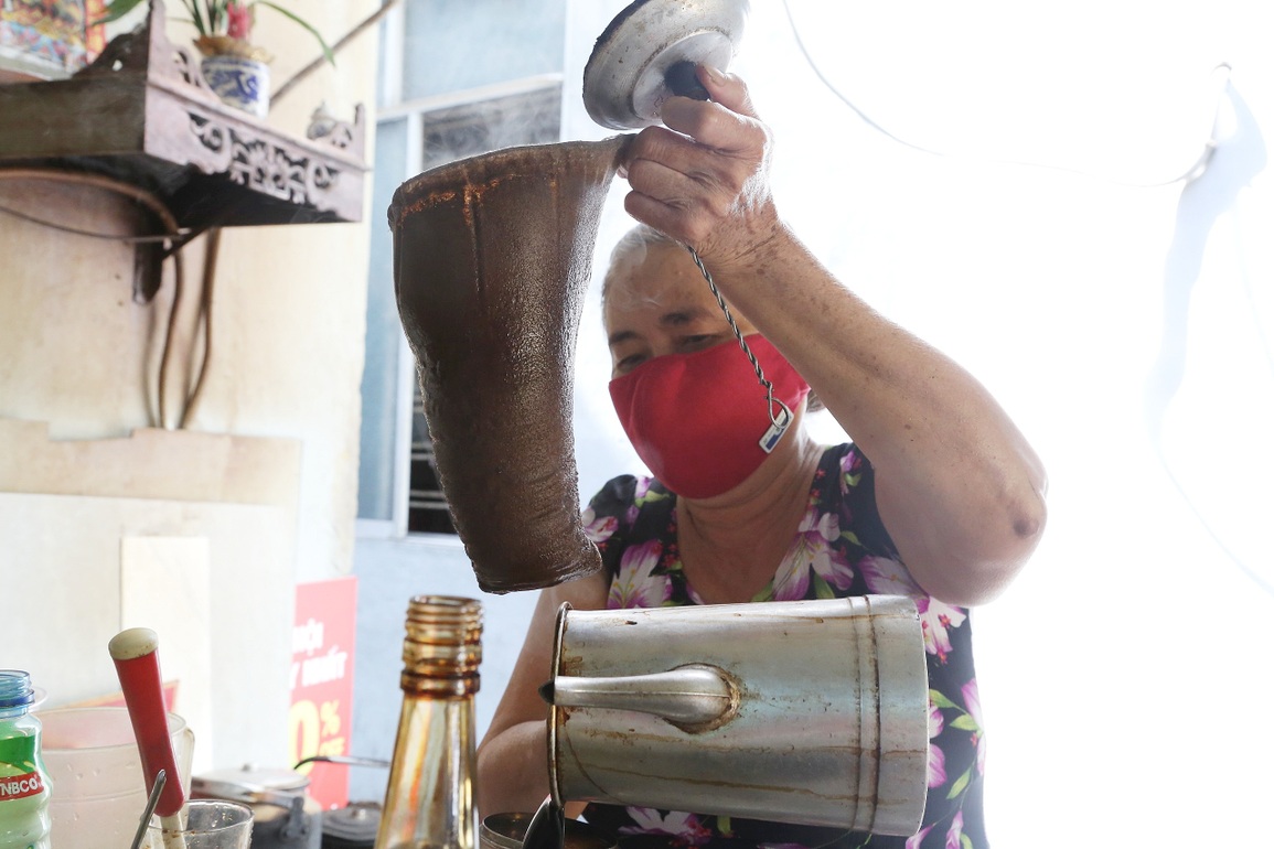 Quán cà phê vợt Đà Nẵng ngày bán 300 cốc, hút khách bởi chiêu pha chế độc - 2 Quán cà phê vợt Đà Nẵng ngày bán 300 cốc, hút khách bởi chiêu pha chế độc - 2