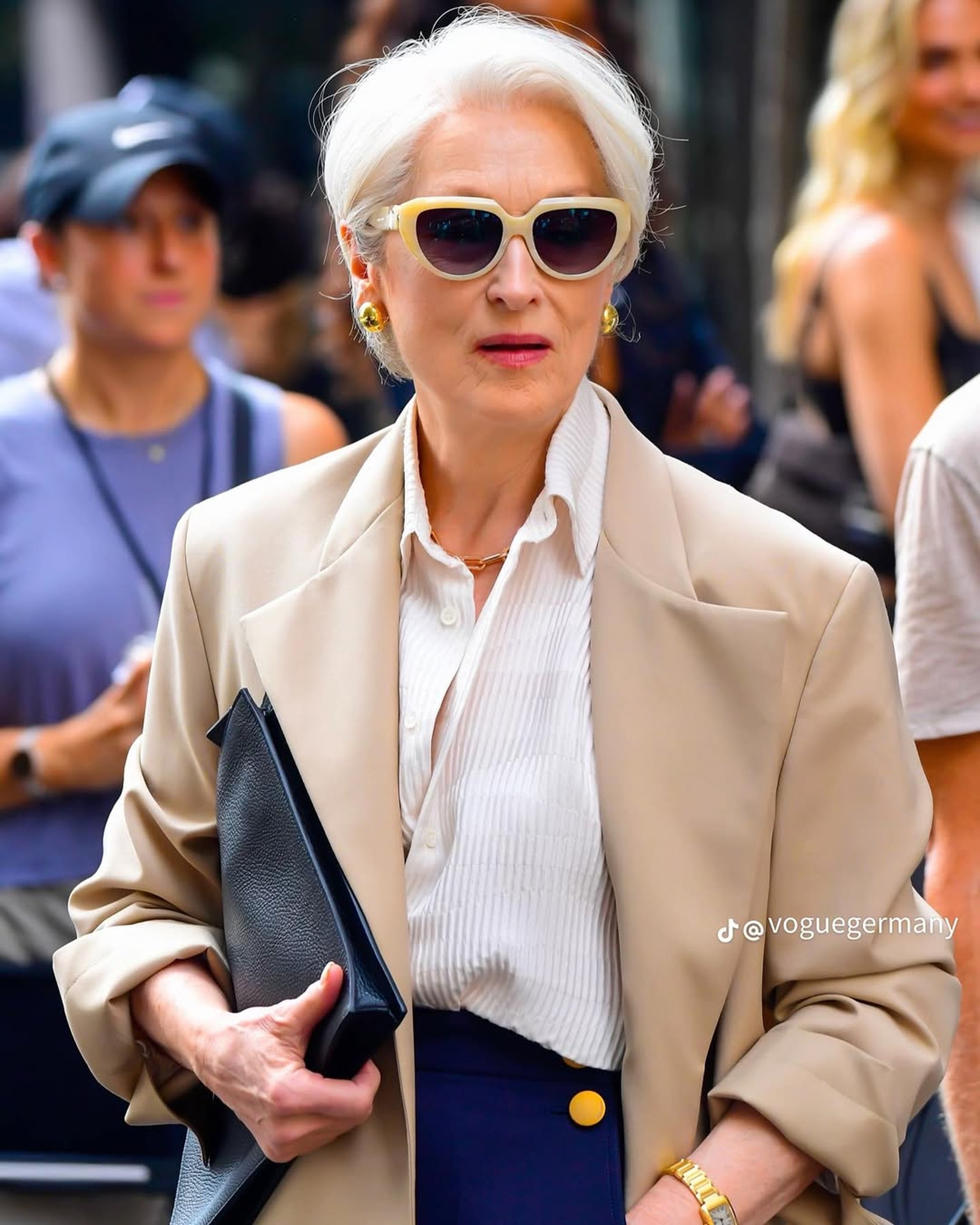 “Yêu nữ thích hàng hiệu” 76 tuổi diện áo của thương hiệu Việt đóng phim - 4 “Yêu nữ thích hàng hiệu” 76 tuổi diện áo của thương hiệu Việt đóng phim - 4