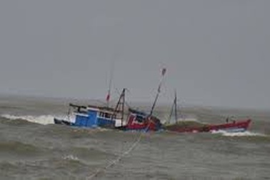 Chìm tàu cá, 3 người được cứu sống, 1 người mất tích