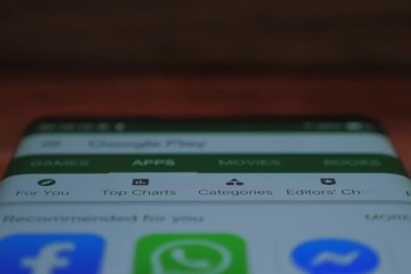 Cận cảnh chiếc smartphone hoàn toàn không viền màn hình với nút bấm ảo