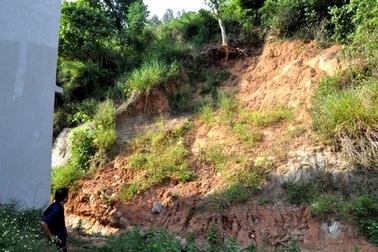 Hàng chục hộ dân lo sợ núi lở