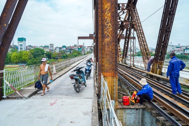 Cầu Long Biên sắp thông xe trở lại, mặt đường bộ trải lớp bê tông mới