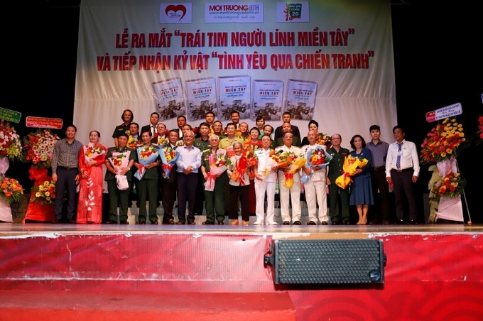 Thành viên CLB chụp ảnh lưu niệm cùng Ban tổ chức.