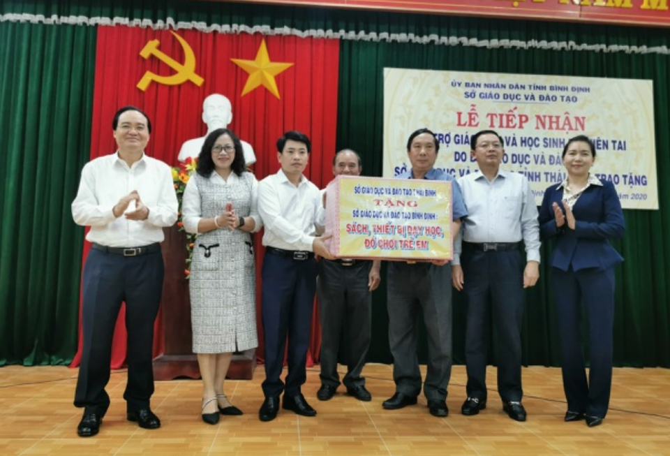Bộ trưởng GDĐT Phùng Xuân Nhạ hỗ trợ học sinh, trường học tỉnh Bình Định - 3 Bộ trưởng GDĐT Phùng Xuân Nhạ hỗ trợ học sinh, trường học tỉnh Bình Định - 3