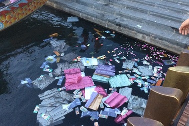 Xử phạt 3 triệu đồng người rải vàng mã xuống sông Hương