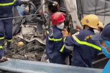 Gần một giờ cứu hộ đưa thi thể tài xế khỏi cabin xe tải sau vụ tai nạn