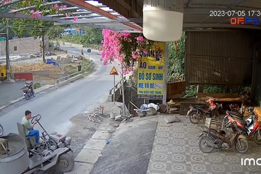 Người đàn ông suýt gặp tai nạn nguy hiểm khi điều khiển xe tự chế