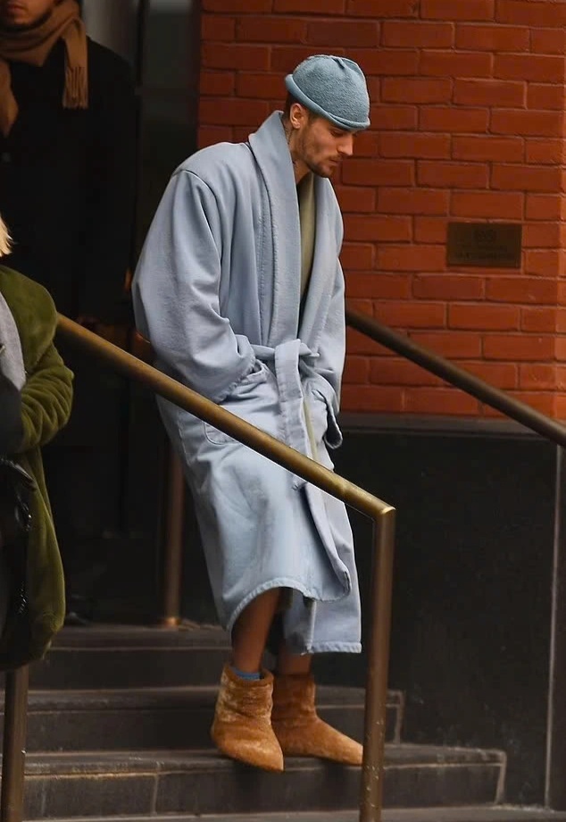 Dù đã làm bố, Justin Bieber vẫn mặc quần tụt, áo choàng tắm ra đường - 4 Dù đã làm bố, Justin Bieber vẫn mặc quần tụt, áo choàng tắm ra đường - 4