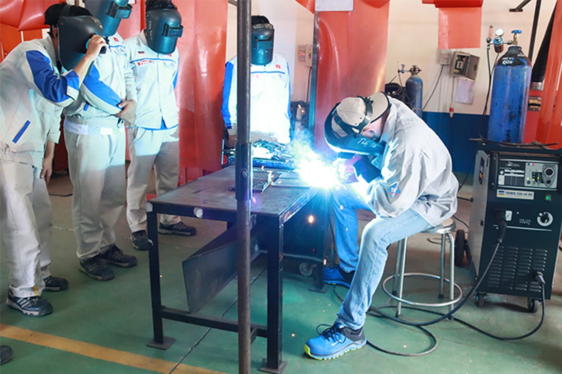 Chuyên gia Đức kiểm tra năng lực sinh viên ngành Hàn và Cắt gọt kim loại - 6 Chuyên gia Đức kiểm tra năng lực sinh viên ngành Hàn và Cắt gọt kim loại - 6