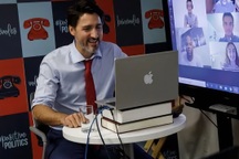 Xôn xao bức ảnh Thủ tướng Canada dùng laptop HP dán logo Apple