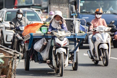 Người dân TPHCM bất an khi lưu thông cùng "hung thần"