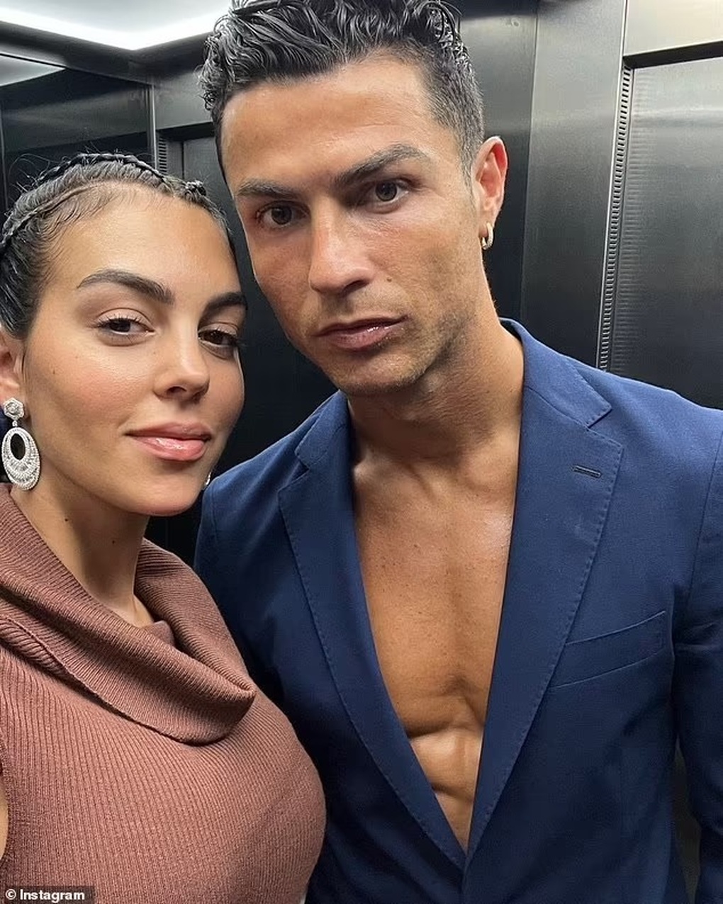 Bạn gái Ronaldo bị sảy thai 3 lần trước khi mất đi con trai sơ sinh - 4