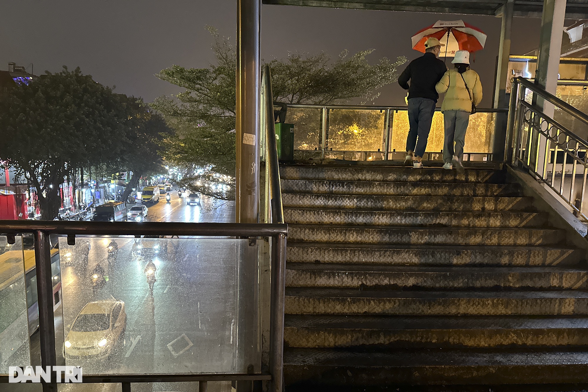 Người dân Hà Nội đương đầu với thời tiết rét đậm kèm mưa liên tục - 2