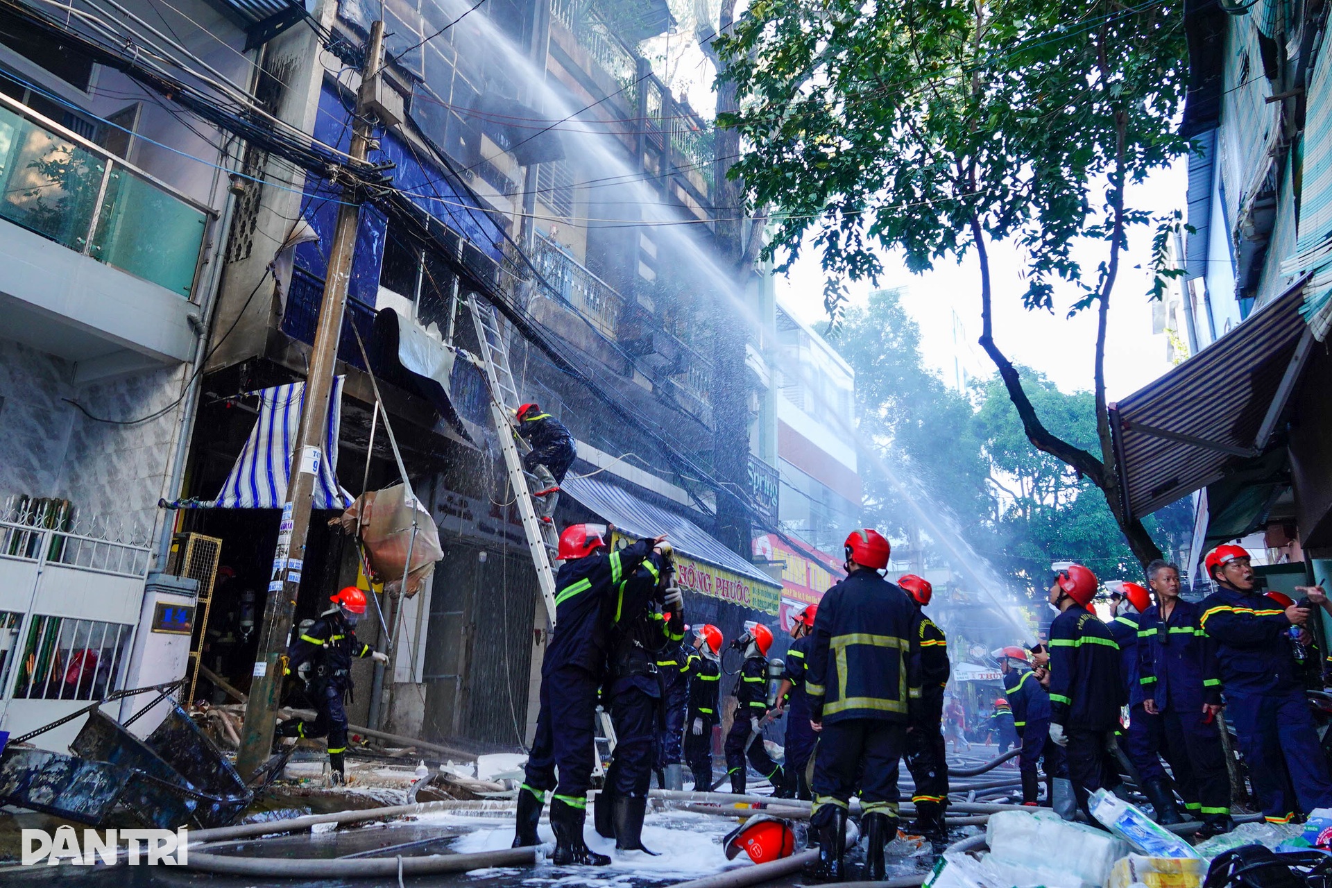 Hiện trường vụ cháy tiệm nhang đèn 3 tầng tại trung tâm TP Cần Thơ - 4 Hiện trường vụ cháy tiệm nhang đèn 3 tầng tại trung tâm TP Cần Thơ - 4