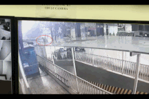 Cháu bé rơi từ tầng 12A: Lan can cao 1,5m, không hiểu sao bé trèo được