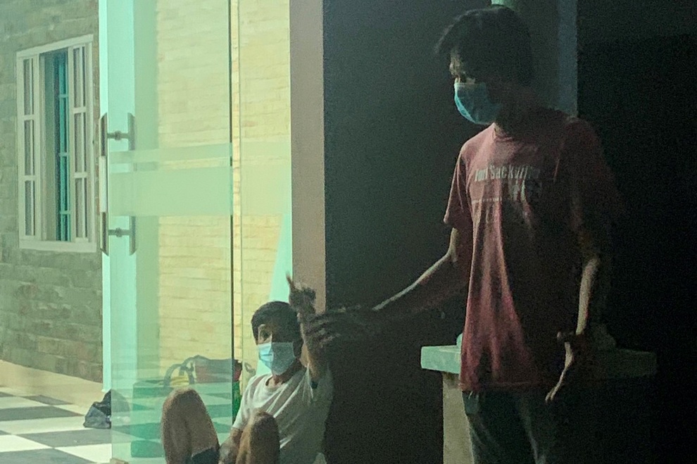 Bốn người tụ tập ăn nhậu, ca hát, thấy công an tới thì khóa cửa, tắt đèn - 1 Bốn người tụ tập ăn nhậu, ca hát, thấy công an tới thì khóa cửa, tắt đèn - 1