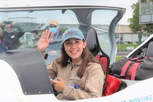 Cô gái 19 tuổi tự lái máy bay, một mình vòng quanh thế giới