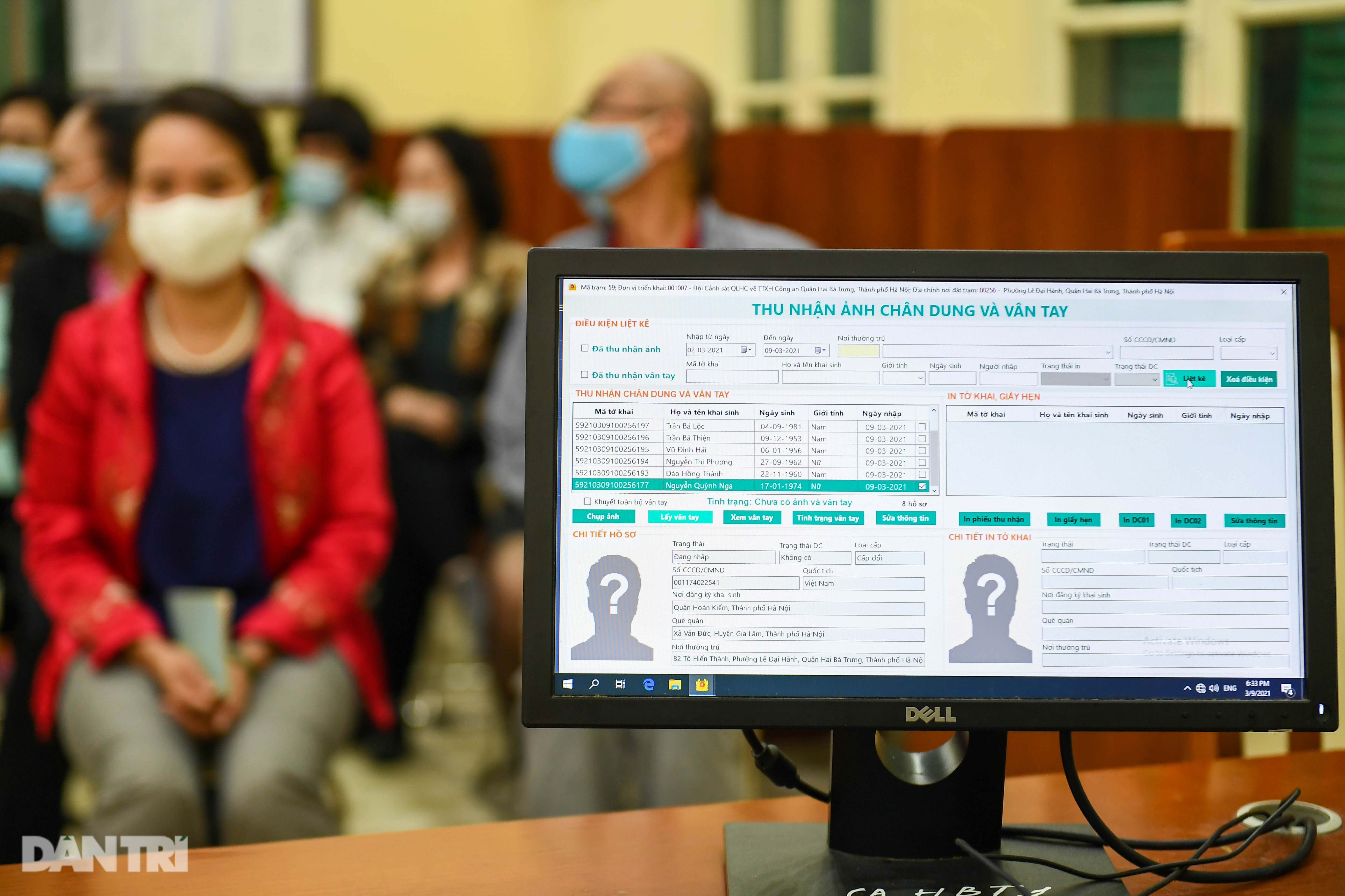 Công an Hà Nội xuyên đêm phục vụ người dân làm thẻ căn cước gắn chip - 5 Công an Hà Nội xuyên đêm phục vụ người dân làm thẻ căn cước gắn chip - 5