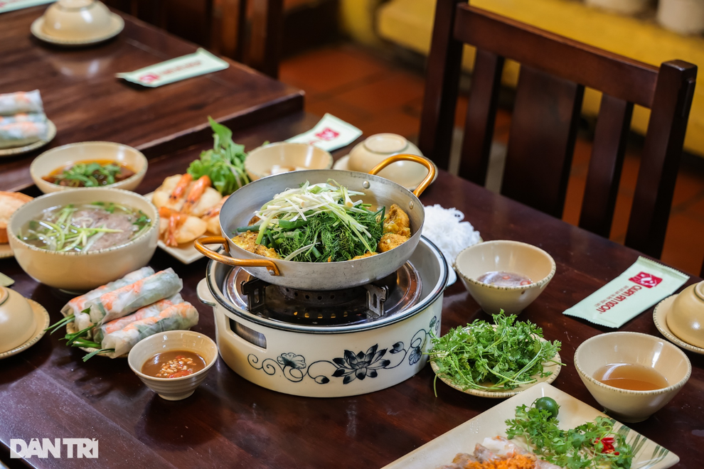 Sao Hàn Quốc thích thú ăn bánh xèo, chả cá khi đến Hà Nội biểu diễn - 2 Sao Hàn Quốc thích thú ăn bánh xèo, chả cá khi đến Hà Nội biểu diễn - 2