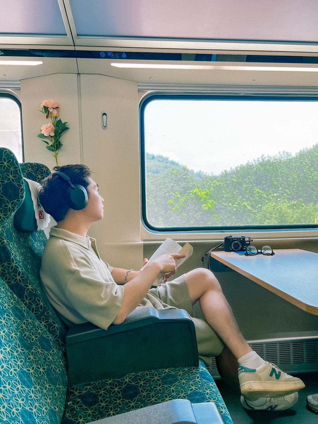 Đi Lào hết 5,5 triệu, khách Việt ngồi tàu cao tốc xịn, không bị chặt chém - 1