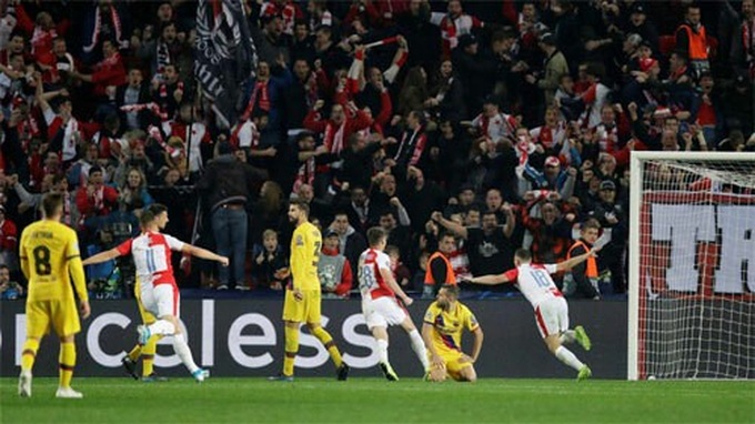 Barca thắng Slavia nhờ bàn phản lưới - Ảnh 2. Barca thắng Slavia nhờ bàn phản lưới - Ảnh 2.