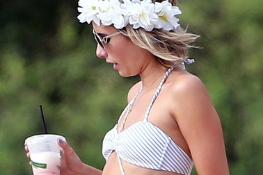 Sao Hollywood ngực phẳng vẫn tự tin diện áo tắm hai mảnh