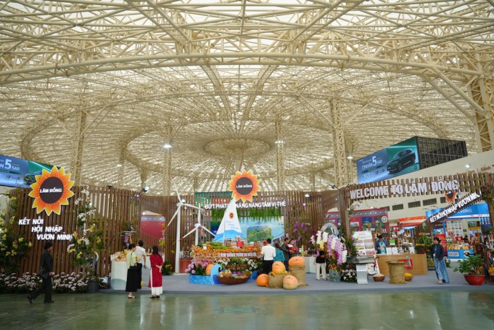 Lâm Đồng thu hút hàng nghìn khách tham quan tại Hội chợ Mùa Thu 2025 - 2 Lâm Đồng thu hút hàng nghìn khách tham quan tại Hội chợ Mùa Thu 2025 - 2
