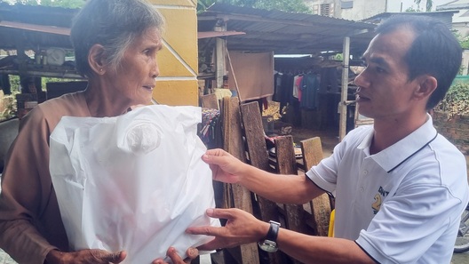 Báo Dân trí khẩn trương trao 500 túi an sinh tới người dân vùng lũ