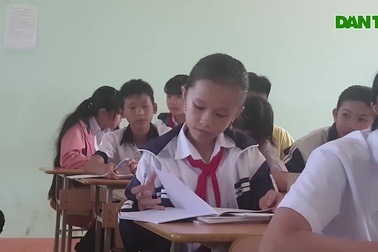 Thầy cô lặn lội vượt đường rừng để vận động học sinh đi học trở lại