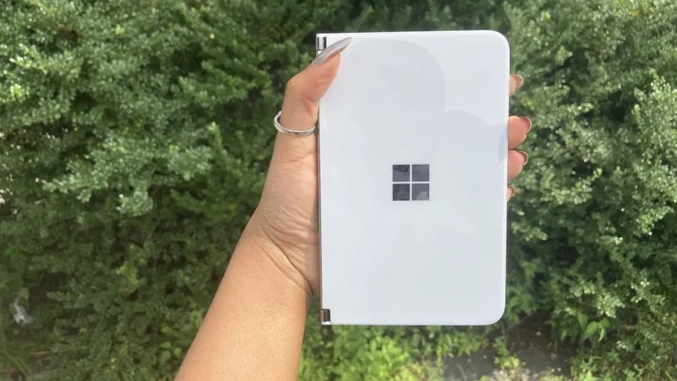 Chùm ảnh thực tế chiếc smartphone 2 màn hình Surface Duo của Microsoft - 3 Chùm ảnh thực tế chiếc smartphone 2 màn hình Surface Duo của Microsoft - 3