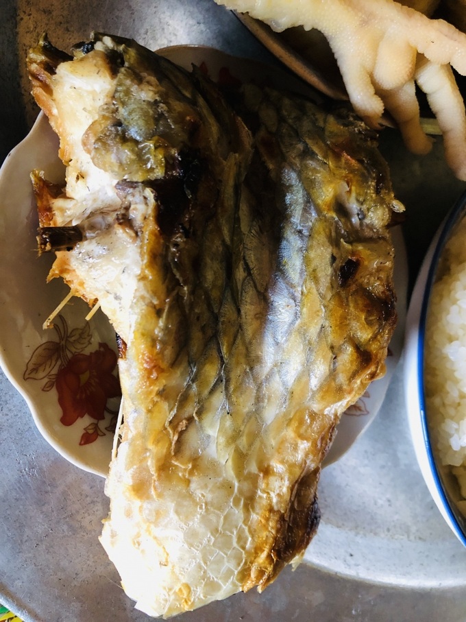 Cá nướng than hồng là món bắt buộc phải có trong mâm cúng. Người Thái ở thôn Cao Tiến thường đào ao, nuôi cá để có cá ăn và cúng Tết. Người dân thường sẽ tháo ao từ ngày 25 - 28 Tết để bắt cá ăn Tết.