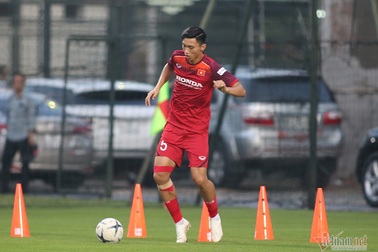 Văn Hậu sang Hà Lan thi đấu với giá gần 2 triệu USD