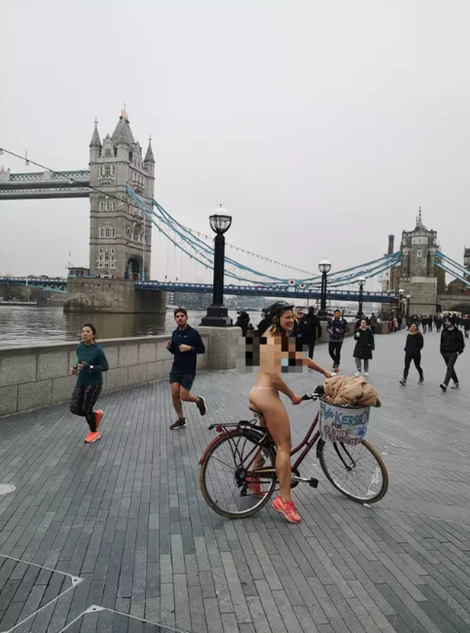 Cô gái khỏa thân đạp xe vòng quanh London để quyên tiền từ thiện - 3