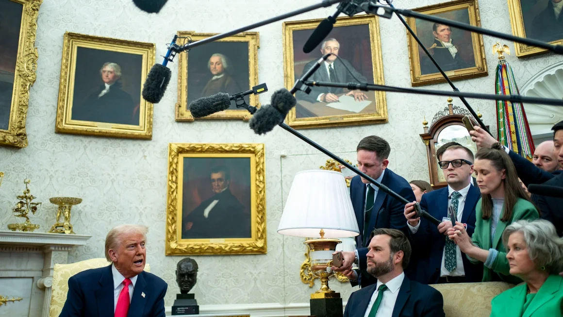 Tổng thống Trump lột xác Nhà Trắng, dát vàng phòng Bầu dục - 4 Tổng thống Trump lột xác Nhà Trắng, dát vàng phòng Bầu dục - 4