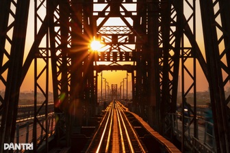 Nắng vàng như rót mật trong ánh hoàng hôn những ngày đầu đông ở Hà Nội