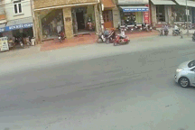 Không làm chủ tốc độ, lao xe máy "găm cứng" vào đầu ôtô