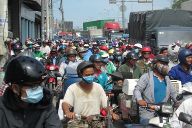 Xe khách tông 7 xe máy đang chờ đèn đỏ, nhiều người bị thương