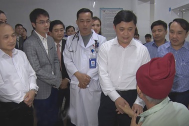 Chủ tịch tỉnh Nghệ An “vi hành” chúc Tết bệnh nhân đêm giao thừa