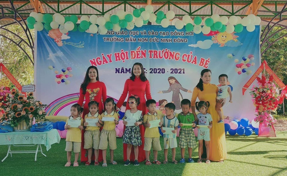 Cô bé có khuôn mặt biến dạng náo nức lần đầu dự lễ khai giảng - 7 Cô bé có khuôn mặt biến dạng náo nức lần đầu dự lễ khai giảng - 7
