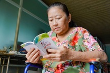 Người phụ nữ ngồi xe lăn, viết từng trang sách kiếm tiền chạy thận